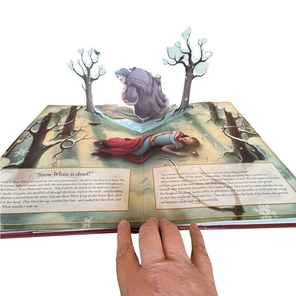 Snow White Classic Fairytale Pop-up Book - Picture 3 of 7